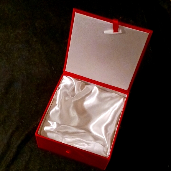 Red Satin gift box with unique closure - Picture 1 of 11